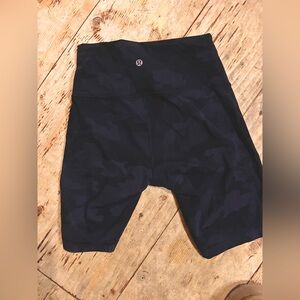 lululemon athletica High Waist Shorts - Black Camo